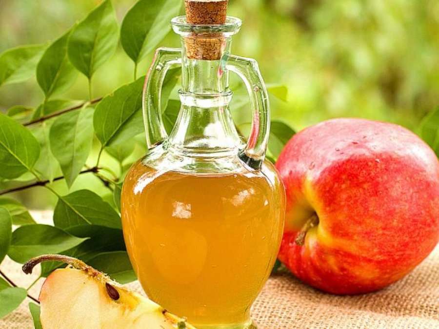 Katër arsye se përse duhet të pini uthull molle çdo natë para gjumi