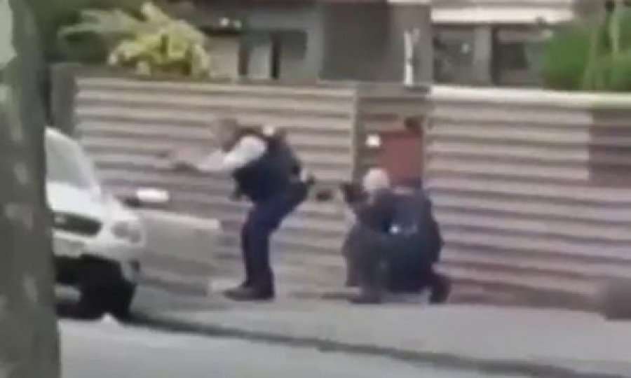 Momenti kur polici hero e nxjerr sulmuesin nga vetura dhe e shtrin për toke