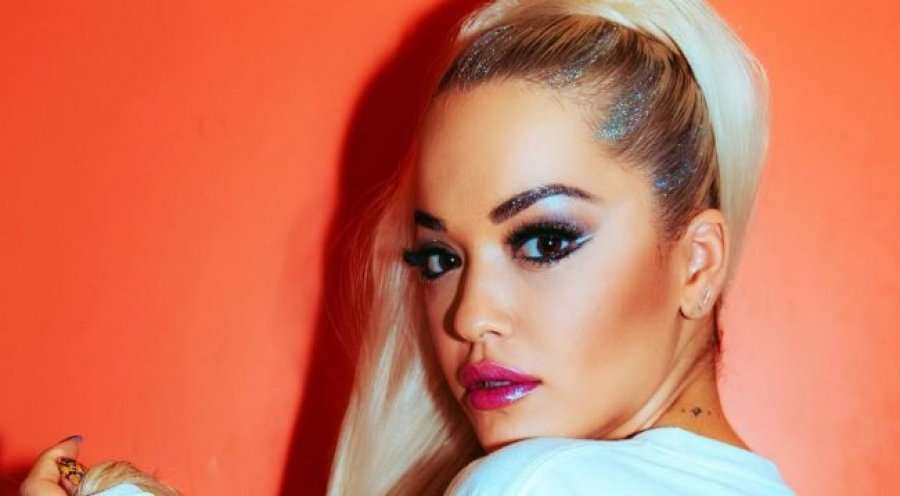 Rita Ora vishet kuq e zi në Japoni