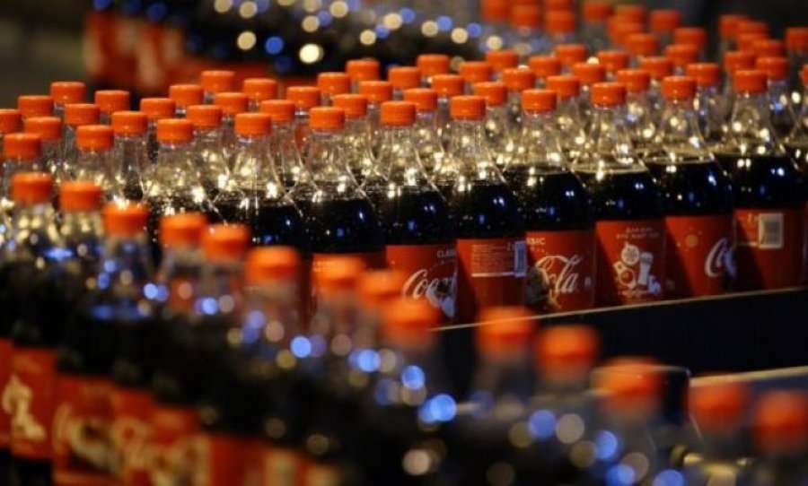 Zbulohet sa ton plastikë përdorë Coca-Cola