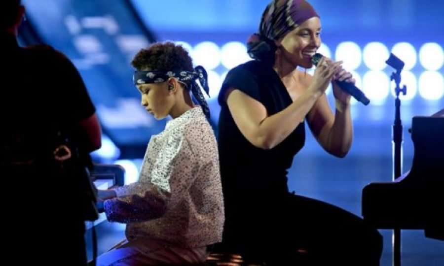 Alicia Keys performon me djalin në iHeartRadio Music Awards
