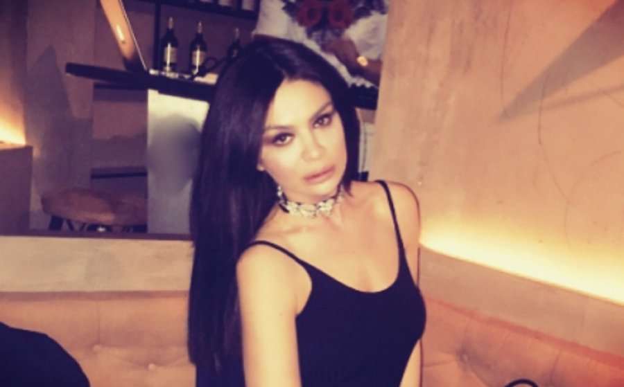 Provokon Zanfina Ismaili, vë në pah këmbët e gjata joshëse