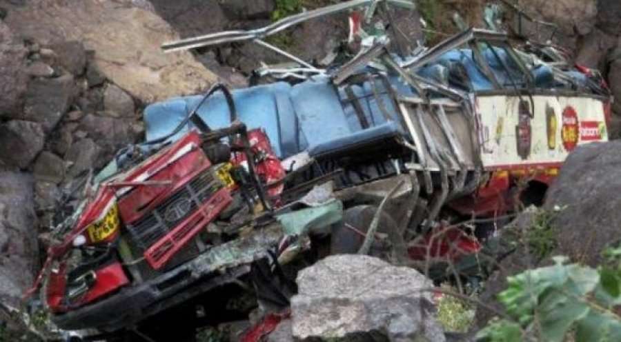 Përplasen dy autobusë, mbi 60 të vdekur