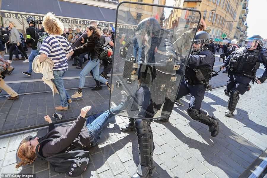 Vazhdojnë protestat në Francë, policia dhe ushtria e 'blindojnë' Parisin