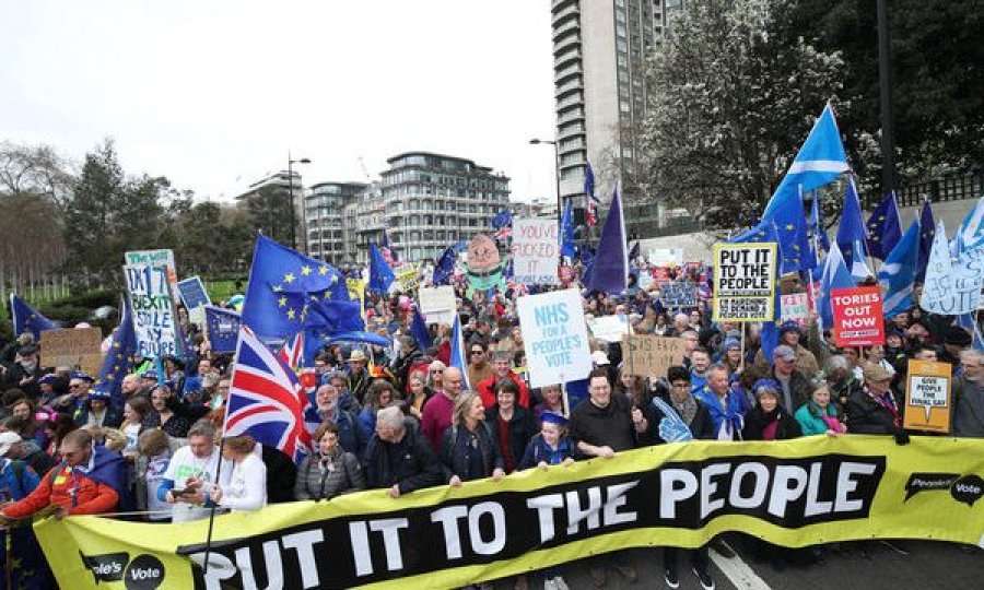 Mijëra protestues kërkojnë referendum të ri për Brexitin