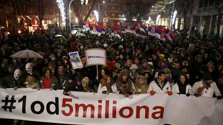 Vazhdojnë protestat masive në Serbi