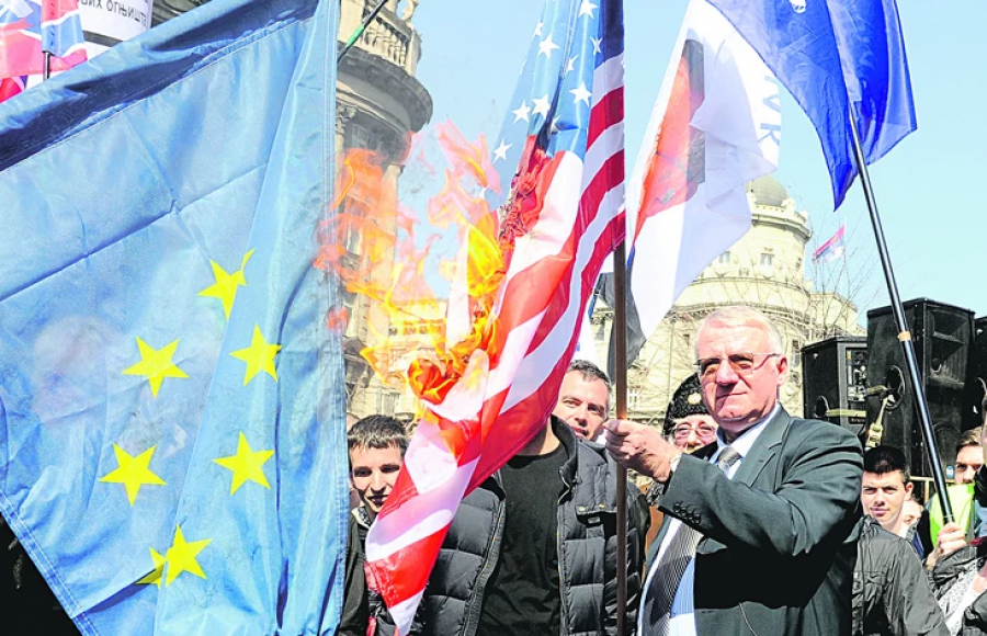 Sheshel djeg flamujt e BE-së dhe NATO-s në 20 vjetorin e bombardimeve