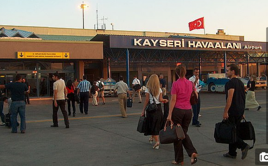 Polici turk plagos vetën dhe kolegun në aeroport