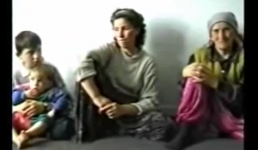 Rrëfimi emocionues i grave të Krushës disa ditë pasi serbët masakruan burrat e fshatit (Video)