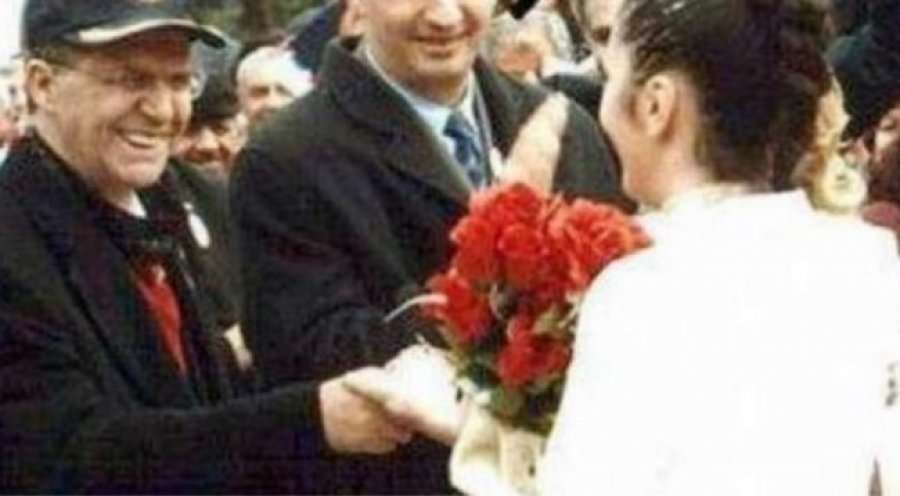 Foto e rrallë e ish-presidentit Rugova me këngëtarët kosovarë, mes tyre babai i Dua Lipës