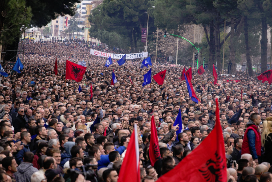Opozita bllokon rrugët në 12 qarqe