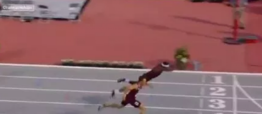 Qesharake: Sprinteri amerikan hidhet si ‘Superman’ në vijën e finishit për ta fituar garën