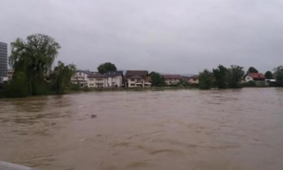 Situatë e jashtëzakonshme në Bosnje, uji po merr gjithçka me vete