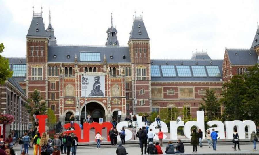 Amsterdami rrit taksimin e turistëve për natë