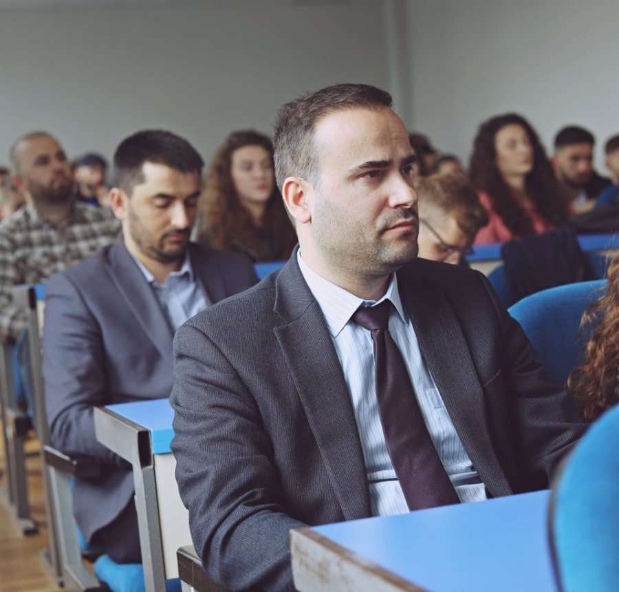 Beha në librin e ri thumbon politikën në Kosovë