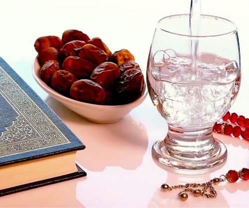 Pse ndryshon ora e Iftarit çdo natë?