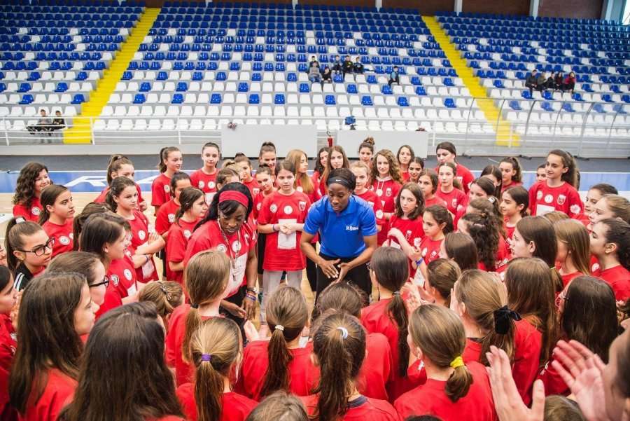 320 vajza të reja nga Kosova patën rastin të mësojnë nga dy trajneret amerikane