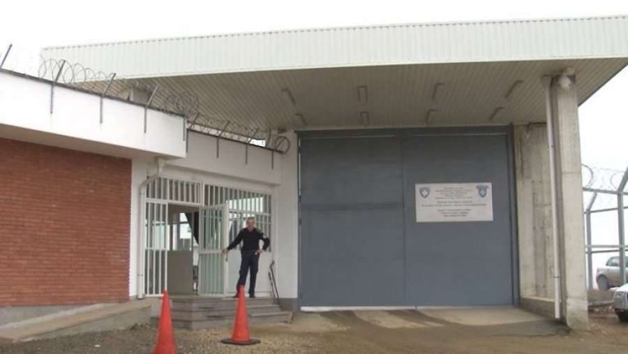 Arratisja nga QKUK si në filma, zyrtarët korrektues u vunë në gjumë me pije