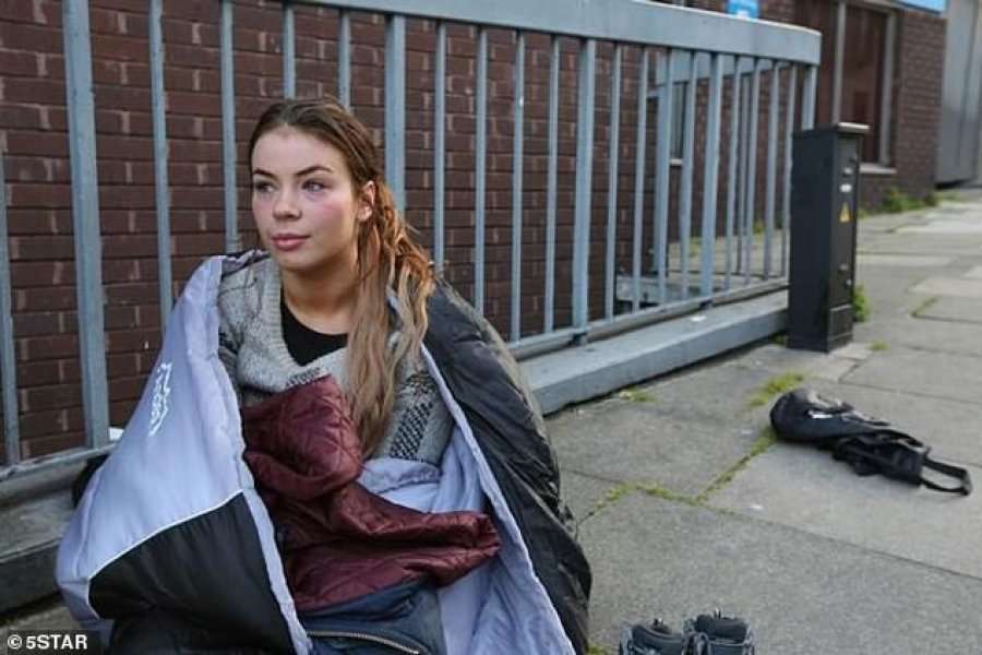 Milionerja heq dorë nga jeta e luksit dhe jeton si e pastrehë