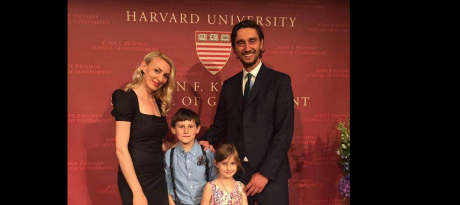 Ismaili me një foto familjare kujton diplomimin në Universitetin e Harvardit (Foto)