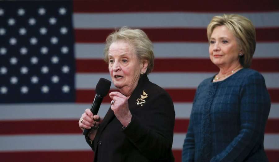 Madeleine Albright i bëhet bust në Prishtinë, së bashku me Hillaryn pritet të vizitojnë Kosovën