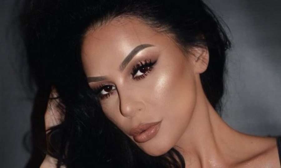 Flaka Krelani pozon pa të brendshme