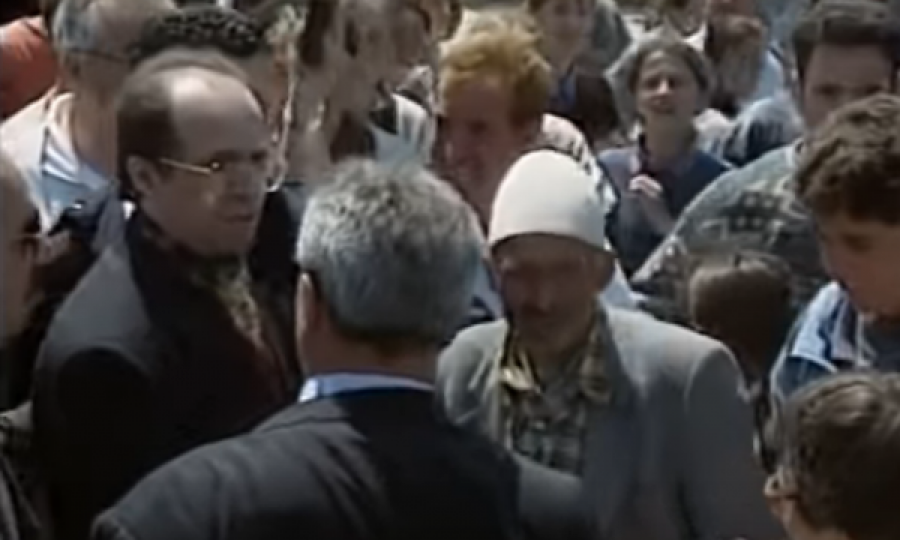Momentet kur presidenti i ndjerë Rugova vizitonte refugjatët në Maqedoni 20 vjet më parë