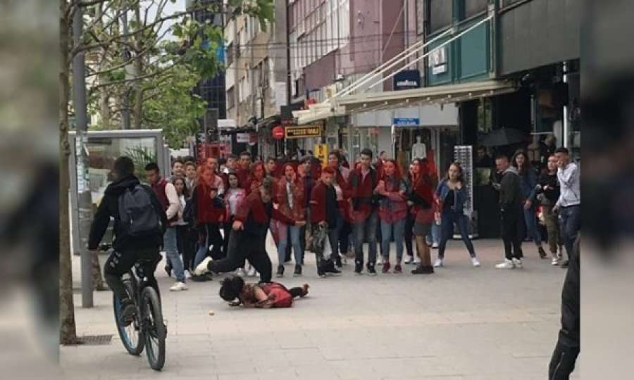 E tmerrshme: Në Ferizaj turma e sulmon sërish gruan rome