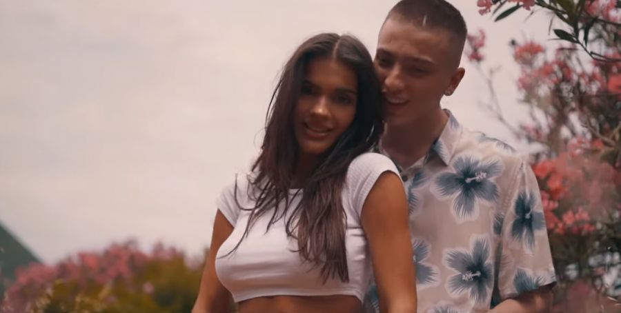 Pas ndarjes nga Arbenita Ismajli, Fero në krah me një femër tjetër