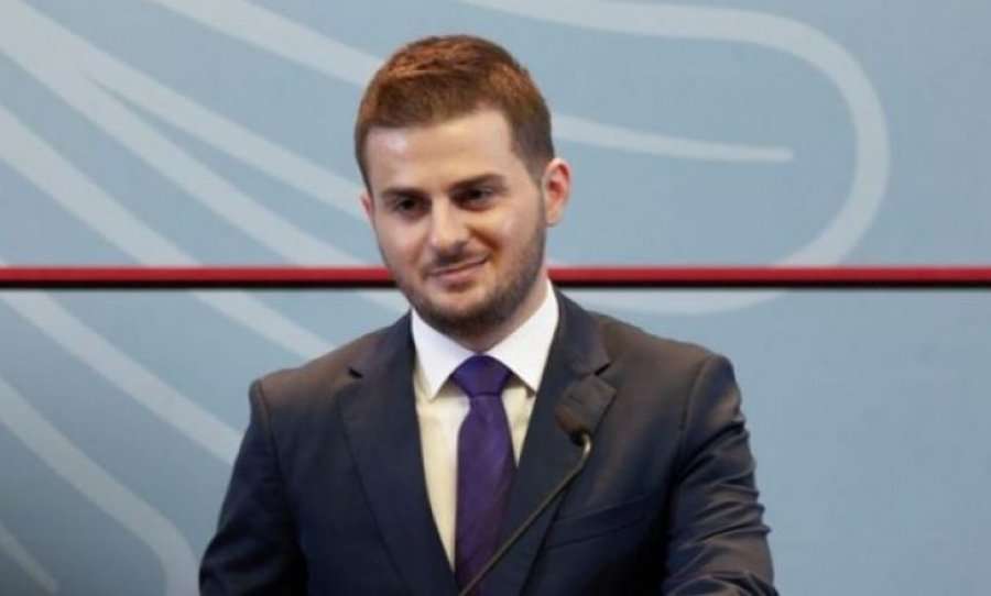 Gent Cakaj shfaqet në përqafimin e këngëtares kosovare (Foto)