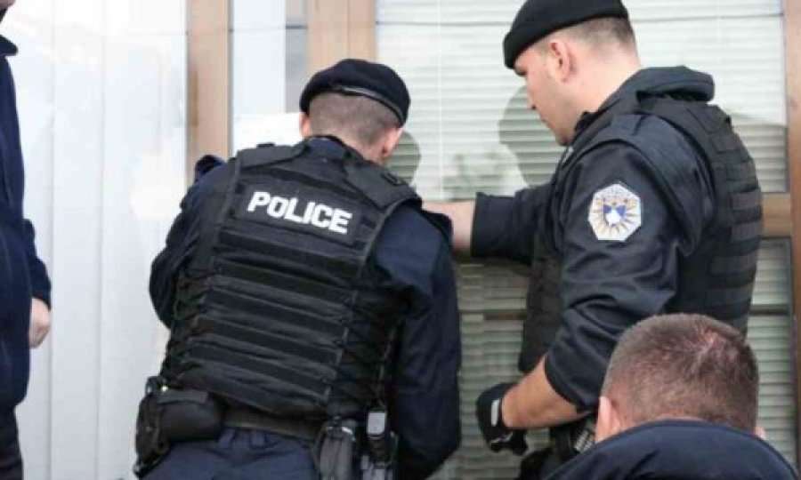 Policia në Pejë kontrollojnë dhomën e dy pejanëve, gjejnë atë që se kishin pritur