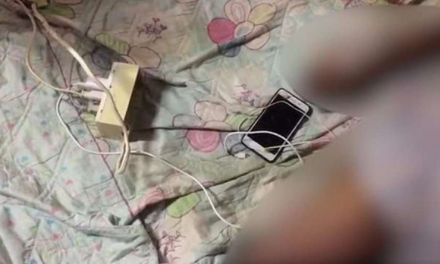 Me kufje në vesh, 40-vjeçari vdes duke karikuar telefonin në krevat