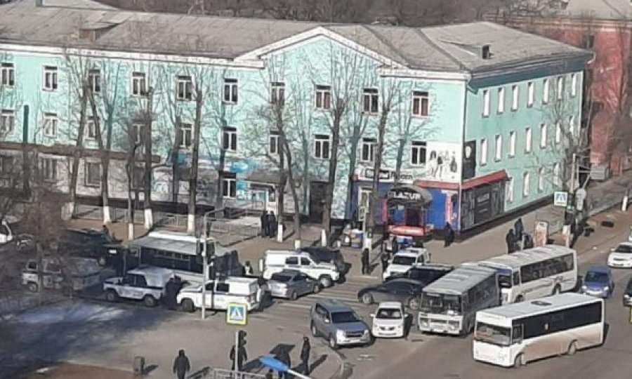 Studenti hap zjarr ndaj shokëve të klasës, vret njërin prej tyre pastaj edhe veten, ka edhe disa të plagosur
