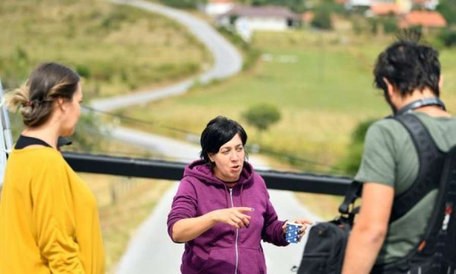 Miqtë dhe familjarët tregojnë histori të bukura për Arzanën në mbledhjen përkujtimore