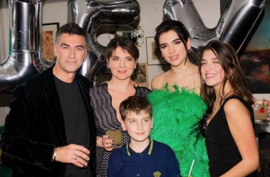 Familja e Dua Lipës në Prishtinë për ndeshjen Kosovë - Angli
