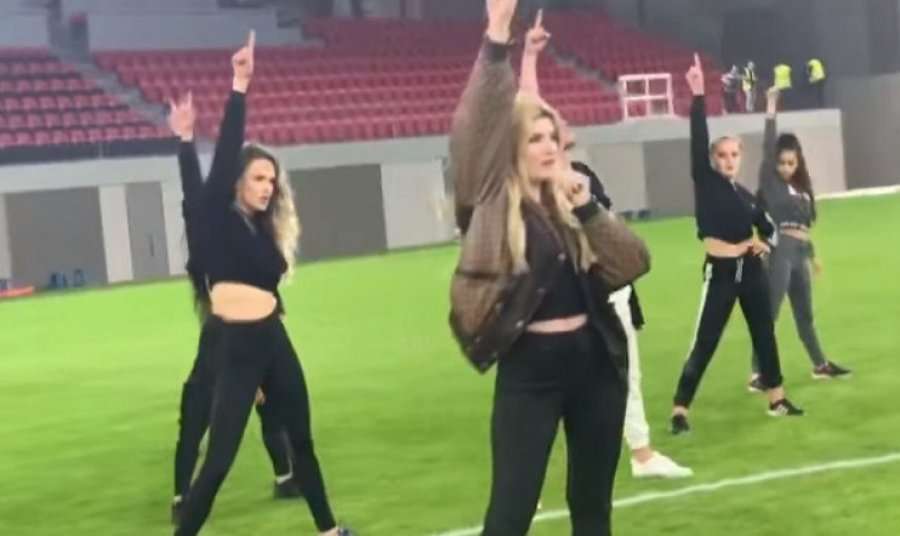 Përgatitjet e Era Istrefit për ceremoninë inauguruese të 'Air Albania Stadium'