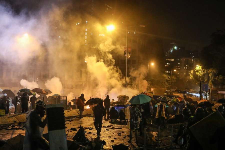 Policia e Hong Kongut paralajmëron protestuesit: Do të përgjigjemi me armë vdekjeprurëse