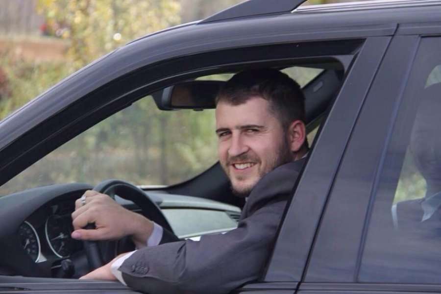 Deputeti më i votuar i PDK-së publikon fotografi duke festuar me familjen, kjo është arsyeja e festës
