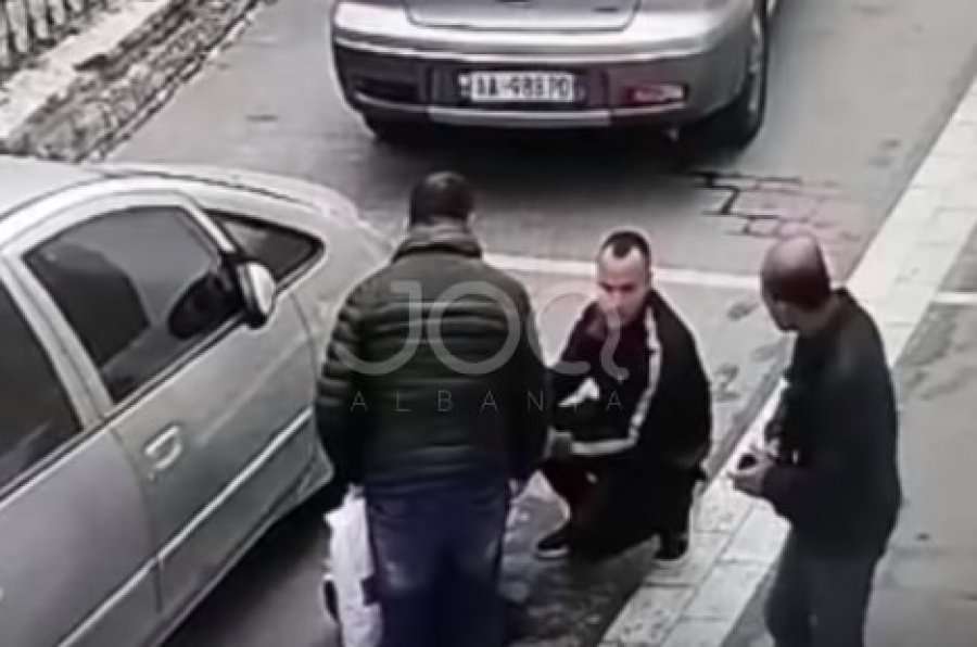 Pamje të rënda! I riu shqiptar masakrohet në grushte e shkelma derisa humb ndjenjat
