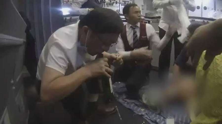 Mjeku thith urinën e pacientit me gojë që t’i shpëtojë jetën