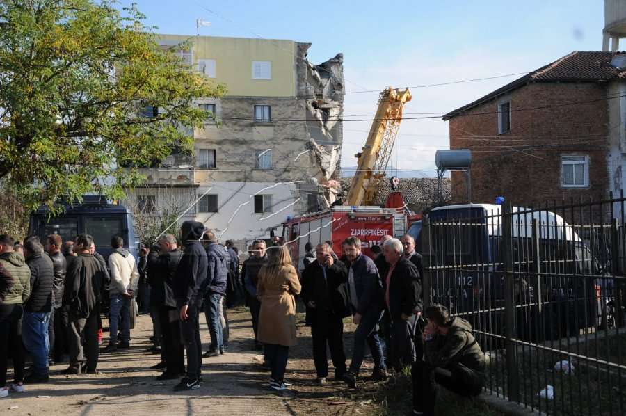 Zjarrfikësi i Tiranës bënë apel për qytetarët: Mos përdorni ashensorët