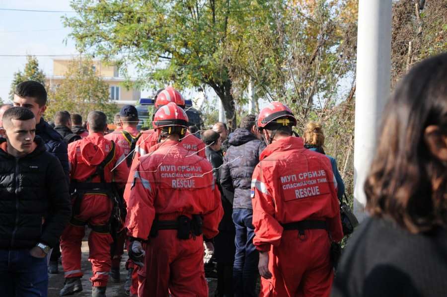 Kosovarë, serbë e shqiptarë krah njëri tjetrit, tërmeti në Shqipëri bën bashkë ish armiqtë