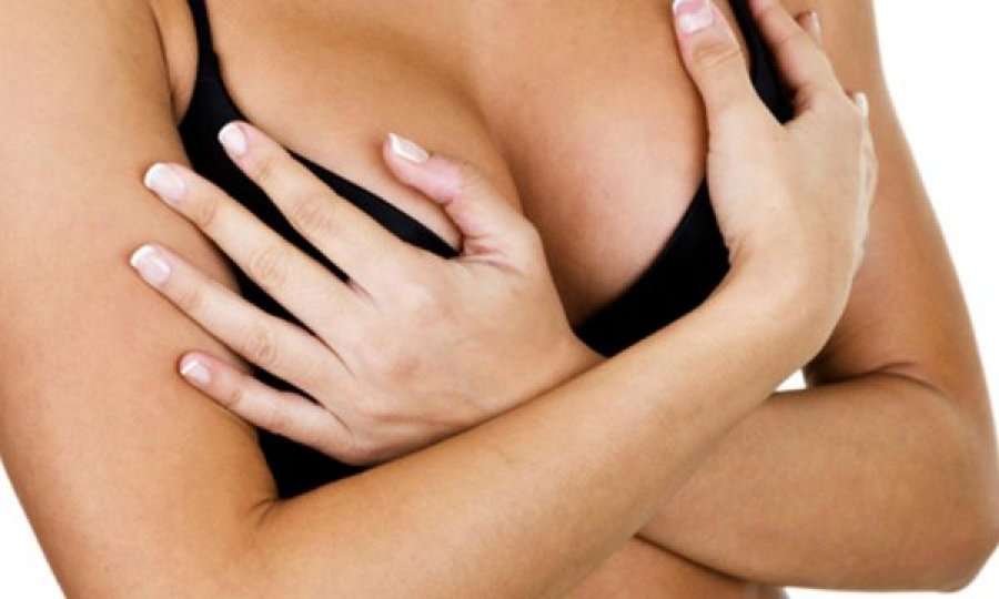 Pesë arsye befasuese pse keni dhimbje gjoksi