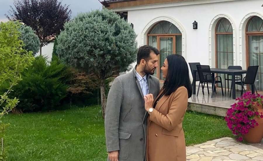 Labinot Tahiri me bashkëshorte, kështu duken sot në ditën e zgjedhjeve!