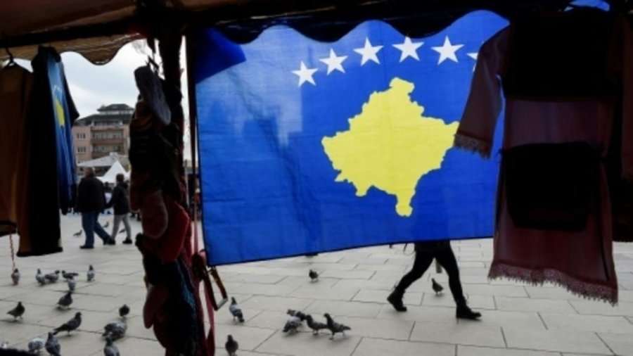 Mediumi francez: Flamuri 'peshqir', xhudo dhe yjet e popit - pesë gjërat që duhet t'i dini për Kosovën