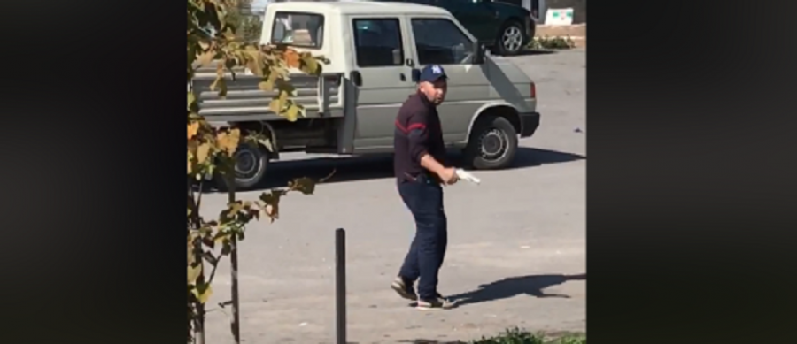 Ngjarje e pazakontë në Gadime: Një person me armë në dorë 'sillet' në oborrin e Shpellës së Gadimës