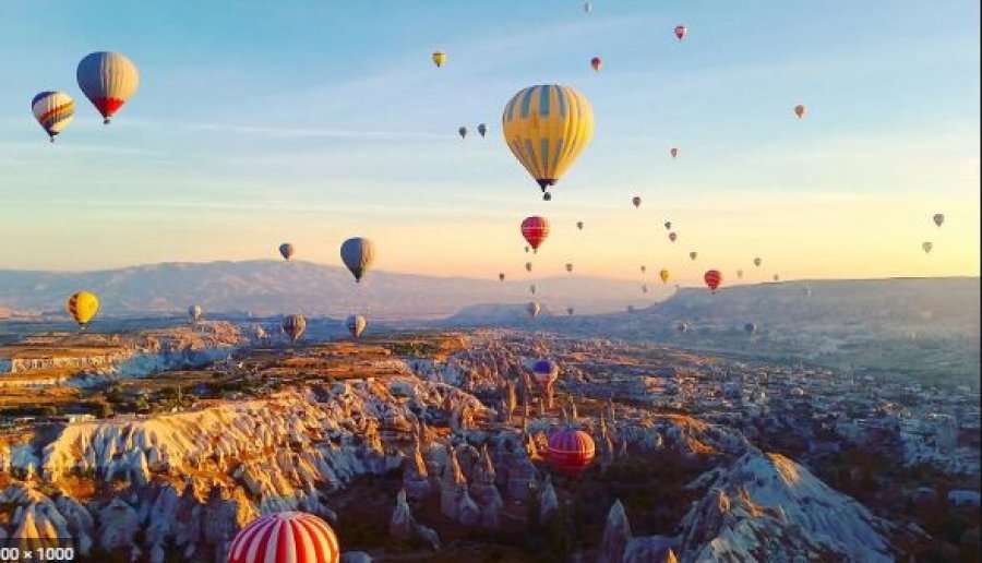 400 mijë turistë gjatë 9 muajve në Cappadocia, arsyeja balonat me ajër