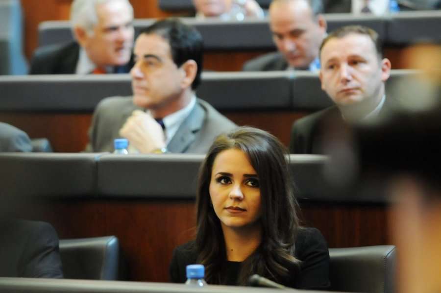 Teuta Rugova ‘harron’ politikën, shijon jetën private