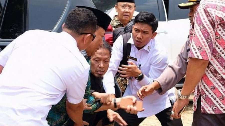 Theret me thikë ministri indonezian i Sigurisë
