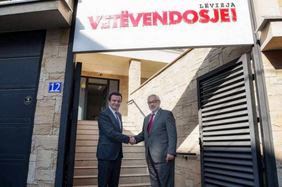 Albin Kurti takohet me ambasadorin zviceran në Kosovë